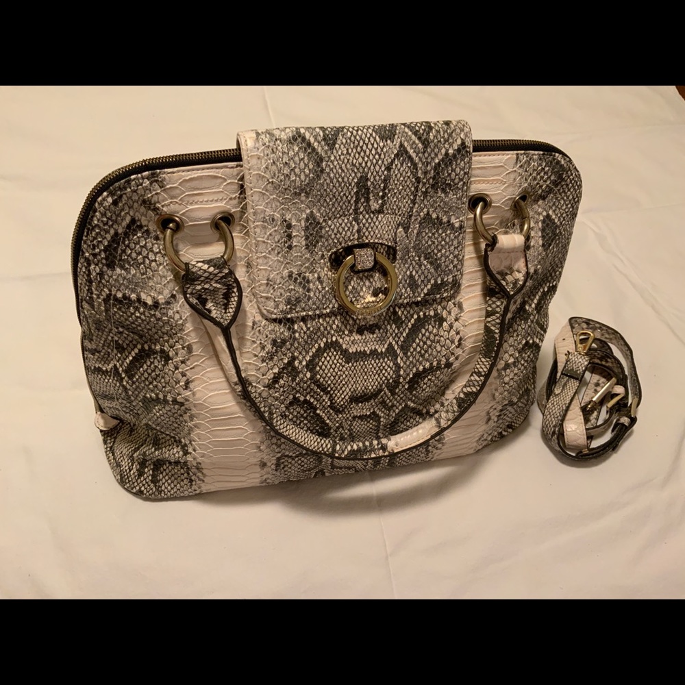 Lizard pattern bag in black & white. Zipper opening with flap.